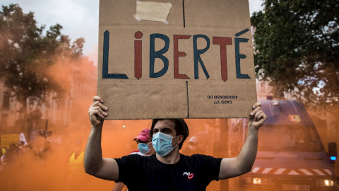 Un manifestante con un cartel de "liberté" en las protestas anticovid en Francia. Un manifestante con un cartel de "liberté" en las protestas anticovid en Francia.