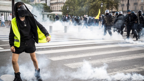 Un manifestante llevando el chaleco amarillo durante las protestas por las medidas anticovid en Francia. Un manifestante llevando el chaleco amarillo durante las protestas por las medidas anticovid en Francia.