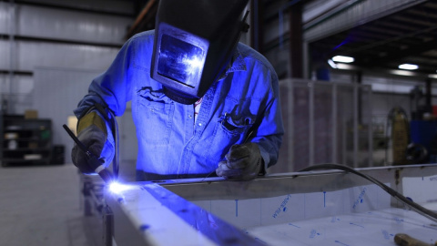 Una persona trabaja vestida con un mono azul, en una imagen de archivo Una persona trabaja vestida con un mono azul, en una imagen de archivo