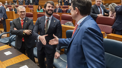 Mañueco y García-Gallardo se saludan Mañueco y García-Gallardo se saludan