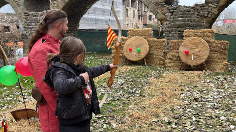 Una nena participa en una activitat de tir amb arc al Mercat Medieval de Vic de l'any passat Una nena participa en una activitat de tir amb arc al Mercat Medieval de Vic de l'any passat