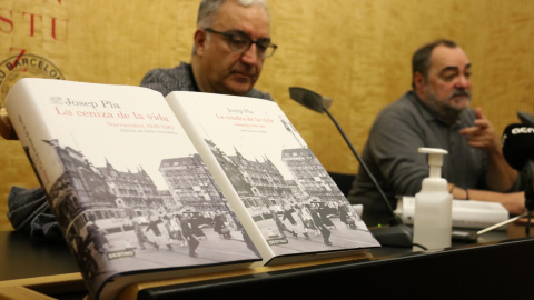 01/12/2021 - Imatge de la presentació del volum 'La cendra de la vida' de Josep Pla a l'Ateneu Barcelonès. 01/12/2021 - Imatge de la presentació del volum 'La cendra de la vida' de Josep Pla a l'Ateneu Barcelonès.