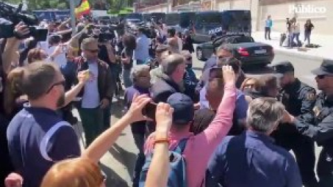 Falangistas se enfrentan a la Policía y claman contra la exhumación de Primo de Rivera Falangistas se enfrentan a la Policía y claman contra la exhumación de Primo de Rivera