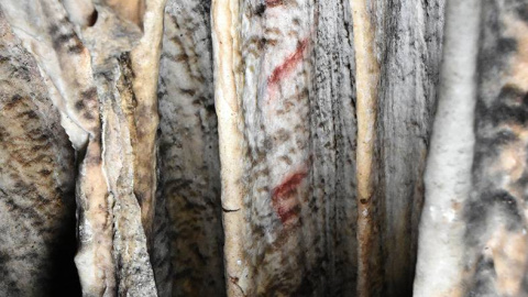 Detalle de las marcas rojas de la cueva de Ardales. Detalle de las marcas rojas de la cueva de Ardales.