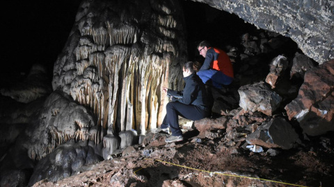 Investigadores mirando hacia las estalagmitas del interior de la cueva de Ardales. Investigadores mirando hacia las estalagmitas del interior de la cueva de Ardales.
