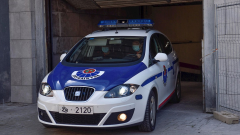 03/08/2021 Coche policía paliza Amorebieta 03/08/2021 Coche policía paliza Amorebieta