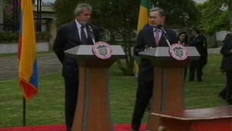 Lula ofrece a Uribe ayuda para luchar contra las FARC Lula ofrece a Uribe ayuda para luchar contra las FARC