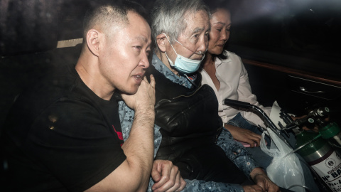 El exdictador peruano Alberto Fujimori sale de la cárcel acompañado por sus hijos, a 6 de diciembre de 2023, en Lima, Perú. El exdictador peruano Alberto Fujimori sale de la cárcel acompañado por sus hijos, a 6 de diciembre de 2023, en Lima, Perú.