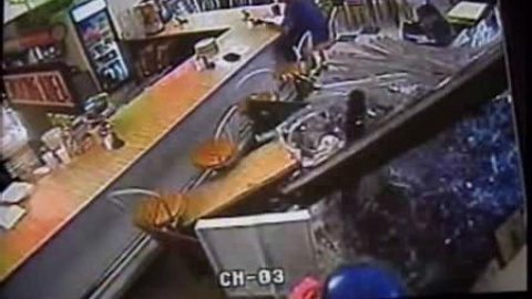 Un coche se empotra contra un bar y arrastra a un cliente Un coche se empotra contra un bar y arrastra a un cliente