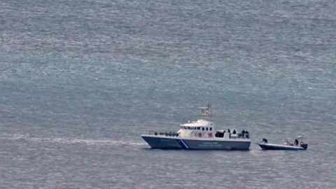 Captura del vídeo publicado por 'The New York Times' en el que varios agentes griegos devuelven al mar a una docena de migrantes, entre ellos varios menores. Captura del vídeo publicado por 'The New York Times' en el que varios agentes griegos devuelven al mar a una docena de migrantes, entre ellos varios menores.