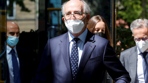 El presidente de Repsol, Antoni Brufau, a su salida de la Audiencia Nacional, tras declarar como investigado por las presuntas labores de espionaje al expresidente de Sacyr Luis del Rivero que habrían encargado al excomisario José Villarejo. — Marisca El presidente de Repsol, Antoni Brufau, a su salida de la Audiencia Nacional, tras declarar como investigado por las presuntas labores de espionaje al expresidente de Sacyr Luis del Rivero que habrían encargado al excomisario José Villarejo. — Marisca