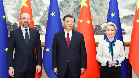 El presidente chino, Xi Jinping (C), la presidenta de la Comisión Europea, Ursula von der Leyen (D) y el presidente del Consejo Europeo, Charles Michel (I)