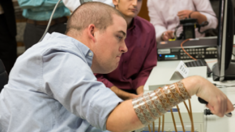 Un dispositivo permite a un tetrapléjico hacer movimientos complejos Un dispositivo permite a un tetrapléjico hacer movimientos complejos