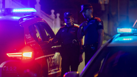 Dos policías, a 9 de octubre de 2023, en El Sauzal, Tenerife. Dos policías, a 9 de octubre de 2023, en El Sauzal, Tenerife.