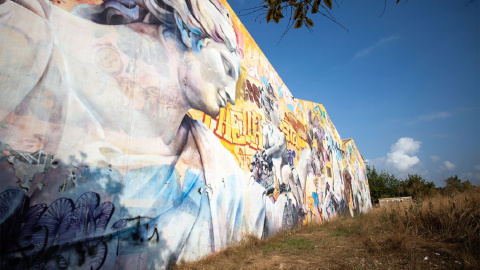 Últimos retoques para las fallas más atípicas. Últimos retoques para las fallas más atípicas.