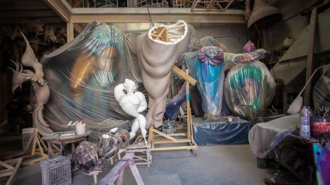 Últimos retoques de las fallas más átipicas Últimos retoques de las fallas más átipicas