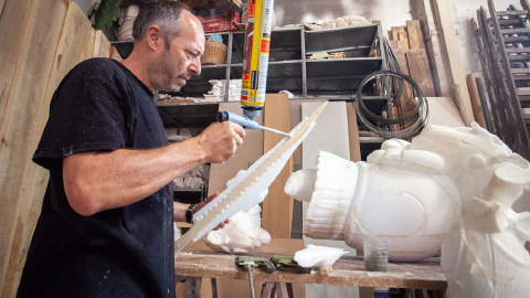 Últimos retoques de las fallas más átipicas Últimos retoques de las fallas más átipicas