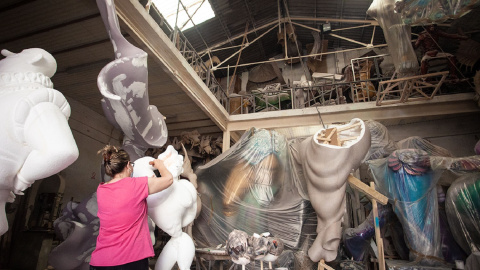 Últimos retoques de las fallas más átipicas Últimos retoques de las fallas más átipicas