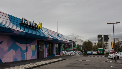 L'Après-M se ubica en el distrito 14 de Marsella, uno de los suburbios con más estigma de la ciudad. L'Après-M se ubica en el distrito 14 de Marsella, uno de los suburbios con más estigma de la ciudad.
