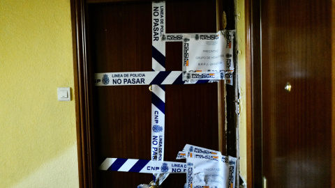 Puerta de una vivienda donde se produjo un homicidio en Zaragoza, a 5 de enero de 2023. Puerta de una vivienda donde se produjo un homicidio en Zaragoza, a 5 de enero de 2023.