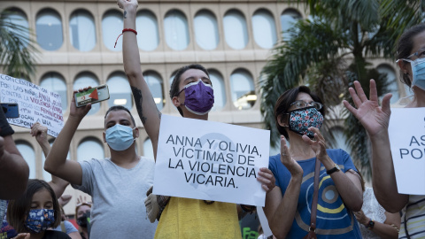 Un mujer con un cartel en el que se lee: `Anna y Olivia, víctimas de violencia vicaria´, participa en una concentración feminista en la Plaza de la Candelaria en repulsa por "todos los feminicidios", a 11 de junio de 2021, en Santa Cruz de Tenerife Un mujer con un cartel en el que se lee: `Anna y Olivia, víctimas de violencia vicaria´, participa en una concentración feminista en la Plaza de la Candelaria en repulsa por "todos los feminicidios", a 11 de junio de 2021, en Santa Cruz de Tenerife