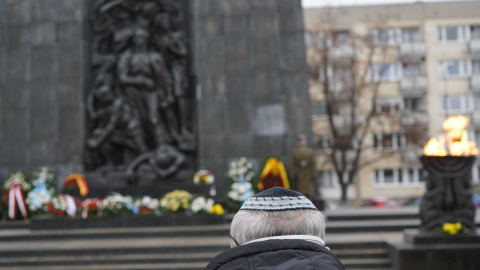 Un miembro de la comunidad judía rinde homenaje frente al Monumento a los héroes del gueto dedicado a las víctimas del levantamiento del gueto de Varsovia de 1943. Un miembro de la comunidad judía rinde homenaje frente al Monumento a los héroes del gueto dedicado a las víctimas del levantamiento del gueto de Varsovia de 1943.
