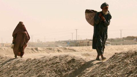 Personas varadas en la frontera entre Pakistán y Afganistán esperan su reapertura