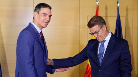 Pedro Sánchez y Alberto Núñez Feijóo se saludan en el Congreso de los Diputados, a 30 de agosto de 2023, en Madrid. Pedro Sánchez y Alberto Núñez Feijóo se saludan en el Congreso de los Diputados, a 30 de agosto de 2023, en Madrid.