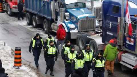Los antivacunas canadienses bloquean con camiones el puente fronterizo con Estados Unidos más transitado del país Los antivacunas canadienses bloquean con camiones el puente fronterizo con Estados Unidos más transitado del país