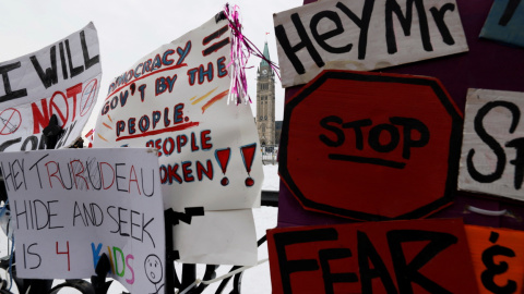 Carteles de los protestantes contra el Gobierno de Trudeau, a 08/02/21. (Ottawa, Canadá) Carteles de los protestantes contra el Gobierno de Trudeau, a 08/02/21. (Ottawa, Canadá)