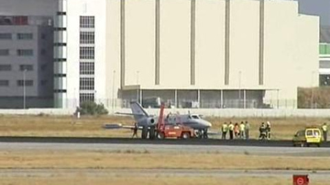 El aeropuerto de Sevilla cierra por una emergencia El aeropuerto de Sevilla cierra por una emergencia