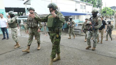 Integrantes de las Fuerzas Armadas vigilan una calle durante la jornada de votación por el referéndum este domingo en Guayaquil (Ecuador). Integrantes de las Fuerzas Armadas vigilan una calle durante la jornada de votación por el referéndum este domingo en Guayaquil (Ecuador).