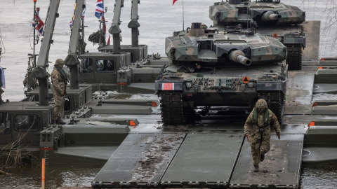 Soldados polacos y tanques Leopard 2A4 participan en el ejercicio militar de la OTAN DRAGON-24 en Korzeniewo, al norte de Polonia, el 4 de marzo de 2024. Soldados polacos y tanques Leopard 2A4 participan en el ejercicio militar de la OTAN DRAGON-24 en Korzeniewo, al norte de Polonia, el 4 de marzo de 2024.