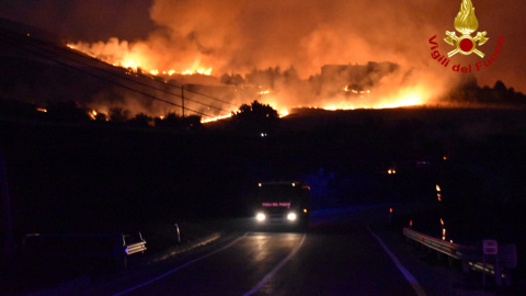 Una ladera ardiendo en la localidad de Petralia Soprana, en Sicilia, Italia. Una ladera ardiendo en la localidad de Petralia Soprana, en Sicilia, Italia.