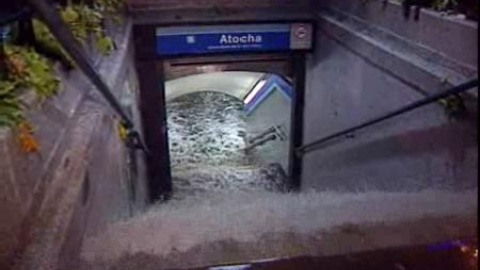 La tormenta de granizo en Madrid provoca inundaciones y cortes en cercanías La tormenta de granizo en Madrid provoca inundaciones y cortes en cercanías