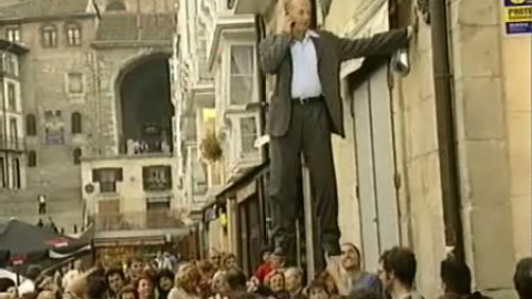 El mago Johan Lorbeer levita en Vitoria El mago Johan Lorbeer levita en Vitoria