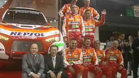 El equipo Repsol presenta el coche para el Dakar argentino El equipo Repsol presenta el coche para el Dakar argentino