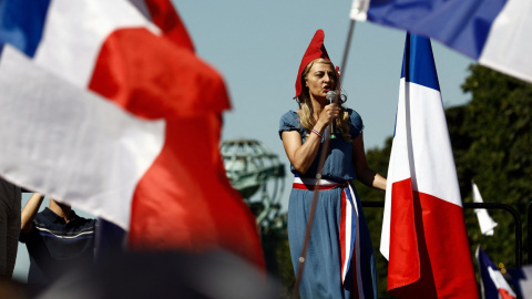 Un manifestante vestido como la figura nacional francesa Marianne pronuncia un discurso durante una protesta contra la vacunación obligatoria COVID-19 para ciertos trabajadores, a 14 de agosto de 2021, París (Francia) Un manifestante vestido como la figura nacional francesa Marianne pronuncia un discurso durante una protesta contra la vacunación obligatoria COVID-19 para ciertos trabajadores, a 14 de agosto de 2021, París (Francia)
