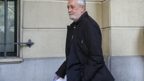 El expresidente de la Junta de Andalucía José Antonio Griñán a la salida de la Audiencia de Sevilla. El expresidente de la Junta de Andalucía José Antonio Griñán a la salida de la Audiencia de Sevilla.