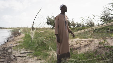 El jefe del pueblo afirma ganar cada año dos metros de costa, a través de un sistema de palos y hierbas enredaderas que él coloca cada año estratégicamente. El jefe del pueblo afirma ganar cada año dos metros de costa, a través de un sistema de palos y hierbas enredaderas que él coloca cada año estratégicamente.