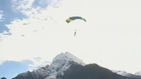 El primer salto en paracaídas desde el Everest El primer salto en paracaídas desde el Everest