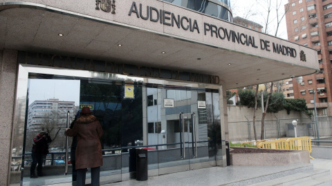 Una mujer entra en el edificio de la Audiencia Provincial de Madrid Una mujer entra en el edificio de la Audiencia Provincial de Madrid