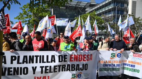 Trabajadores de Endesa protestan a las puertas de la sede de la compañía convocados por CCOO y Sindicato Independiente de la Energía (SIE) para pedir mejoras en el convenio colectivo, en Madrid. EFE/ Fernando Villar Trabajadores de Endesa protestan a las puertas de la sede de la compañía convocados por CCOO y Sindicato Independiente de la Energía (SIE) para pedir mejoras en el convenio colectivo, en Madrid. EFE/ Fernando Villar