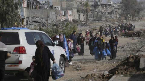 Familias palestinas cruzan Gaza de norte a sur durante la tregua humanitaria acordada entre Israel y Hamás este 26 de noviembre de 2023. Familias palestinas cruzan Gaza de norte a sur durante la tregua humanitaria acordada entre Israel y Hamás este 26 de noviembre de 2023.