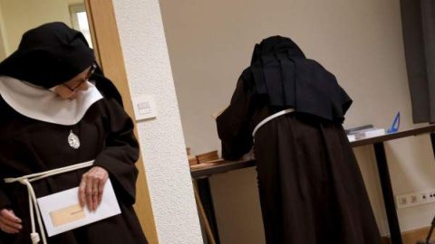 Imagen de archivo de unas monjas votando, otro 'clásico' de los comicios en España. Imagen de archivo de unas monjas votando, otro 'clásico' de los comicios en España.