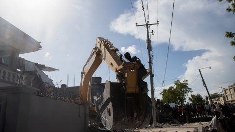 Maquinaria pesada para desplazar escombros en Les cuyes, Haití, tras el terremoto.