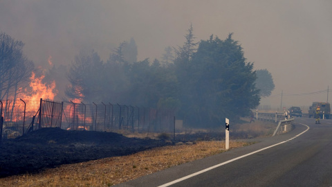Bomberos trabajan en la extinción del incendio, declarado ayer en los municipios abulenses de Navalacruz y Cepeda de la Mora y La Parra Bomberos trabajan en la extinción del incendio, declarado ayer en los municipios abulenses de Navalacruz y Cepeda de la Mora y La Parra