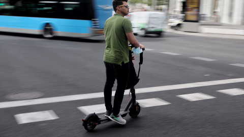 27/11/2023 - Foto de archivo de un hombre montando en patinete en Madrid. 27/11/2023 - Foto de archivo de un hombre montando en patinete en Madrid.