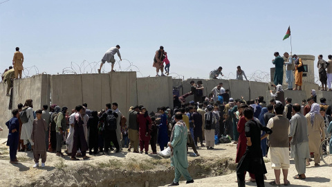 Miles de personas desesperadas desatan el caos en el aeropuerto de Kabul Miles de personas desesperadas desatan el caos en el aeropuerto de Kabul