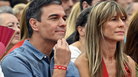 El presidente del Gobierno, Pedro Sánchez y su esposa, Begoña Gómez, en una foto de archivo del 21 de julio de 2023, días previos a las elecciones generales. El presidente del Gobierno, Pedro Sánchez y su esposa, Begoña Gómez, en una foto de archivo del 21 de julio de 2023, días previos a las elecciones generales.